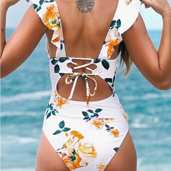 Cupshe Women’s One Piece Swimsuit Ruffled V Neck Lace Up Bathing Suit Size M - Picture 1 of 5